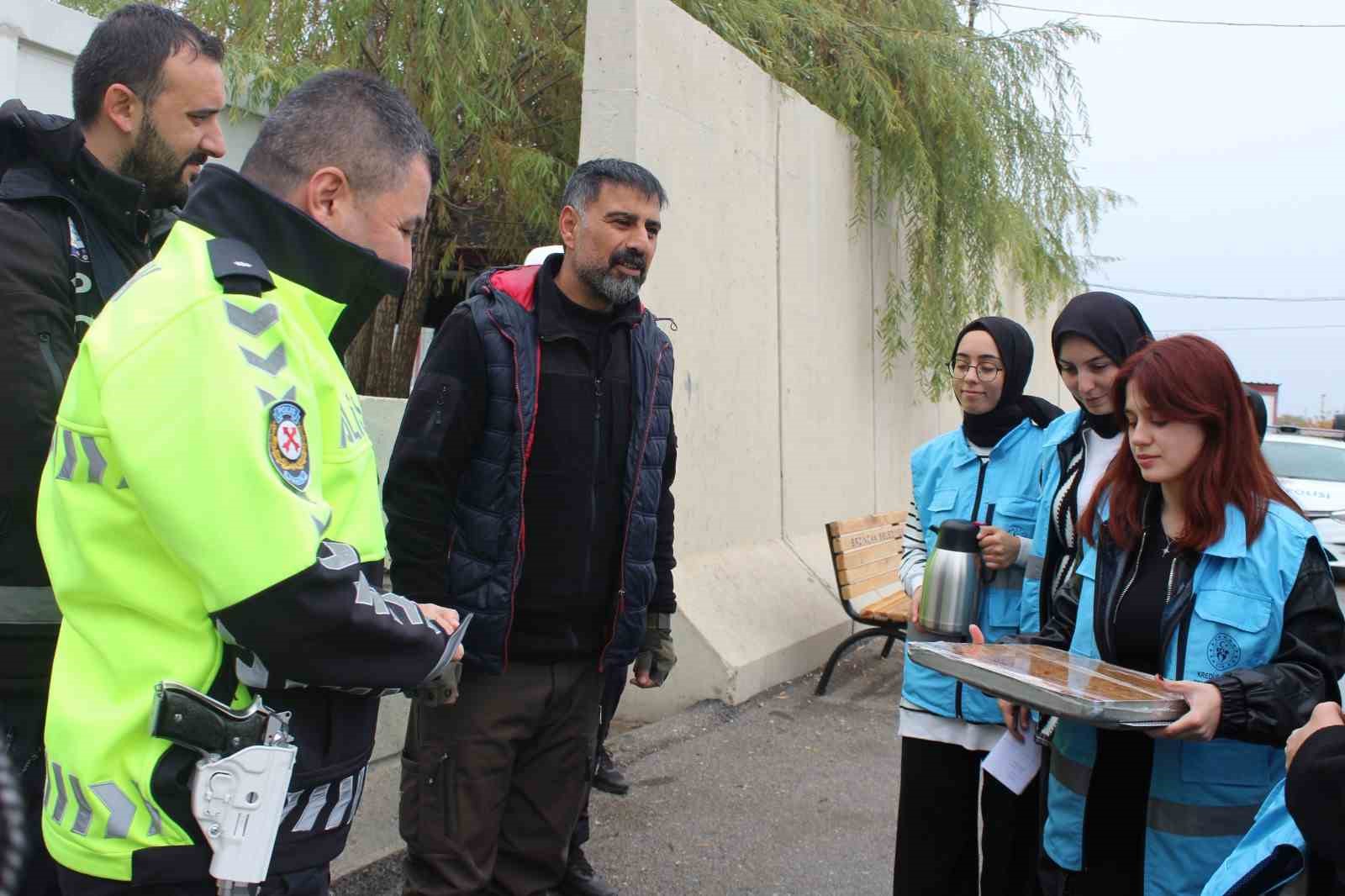 Öğrencilerden polislere destek ziyareti
