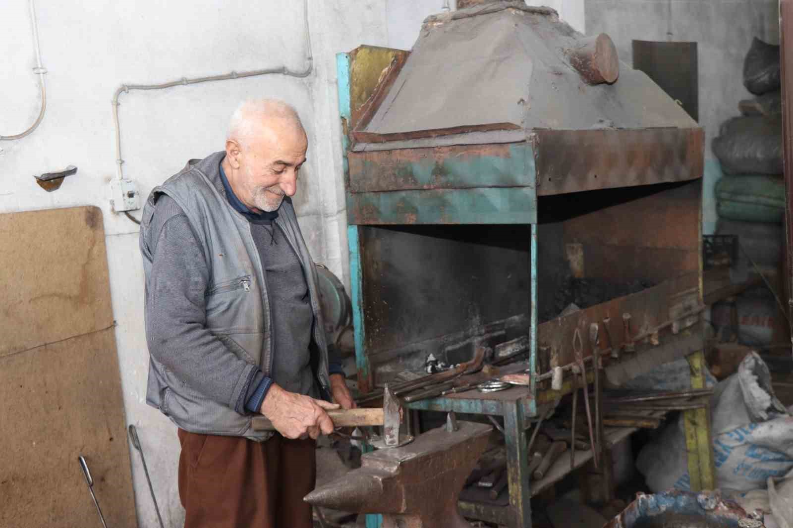 65 yıldır demire tav veriyor, nal ve mıh yapıyor
