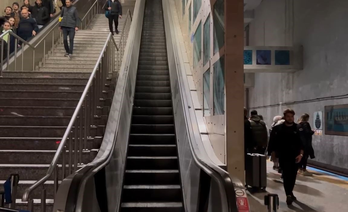 Yenikapı metro istasyonunda yürüyen merdiven yandı, büyük panik yaşandı
