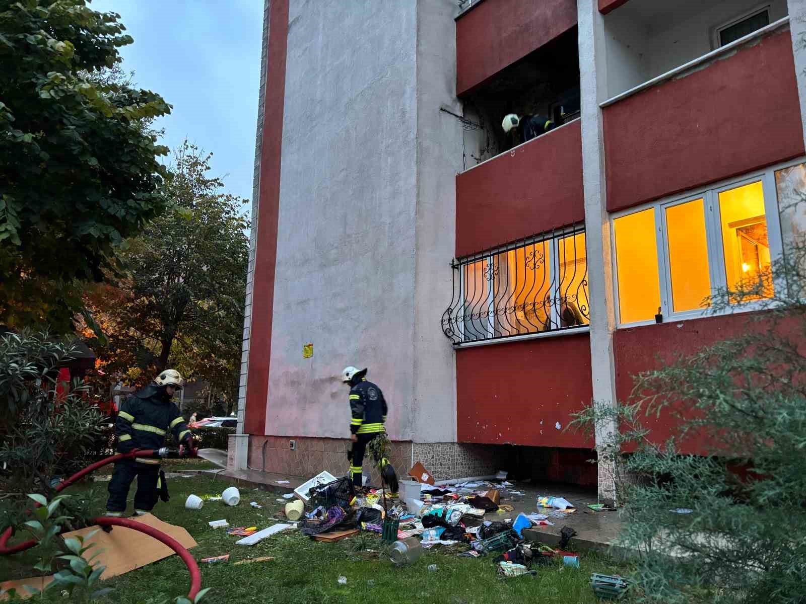 Evin balkonundaki eşyalar yandı, itfaiyenin erken müdahalesi faciayı önledi
