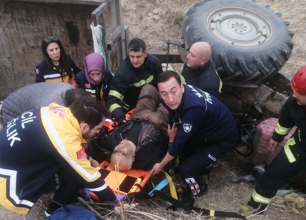 Turgutlu’da, devrilen traktörün altında kalan sürücü yaralandı
