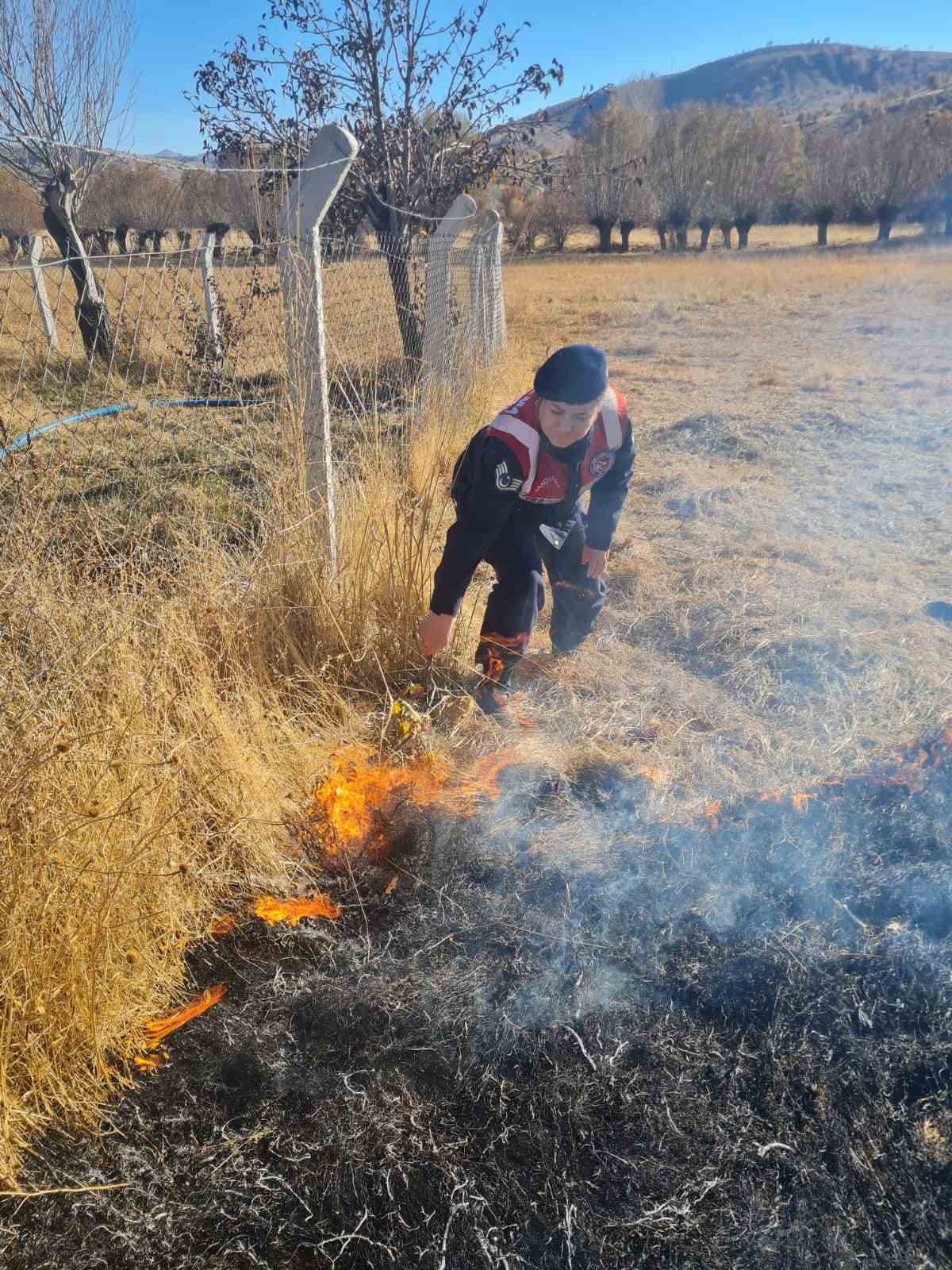 Elazığ’da ot yangınını jandarma ekipleri söndürdü
