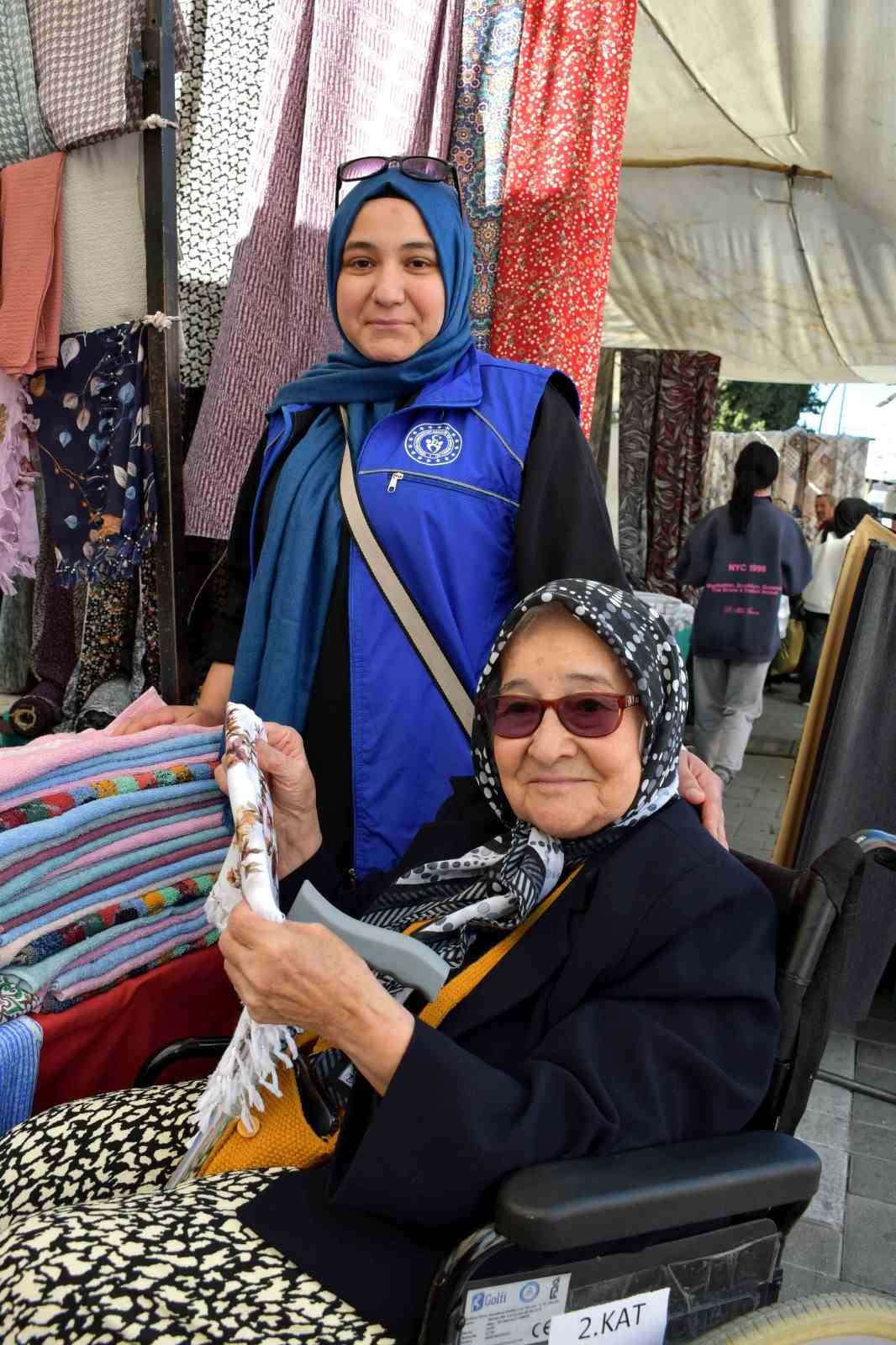 Huzurevi sakinleri gönüllüler eşliğinde pazarda alışveriş yaptı
