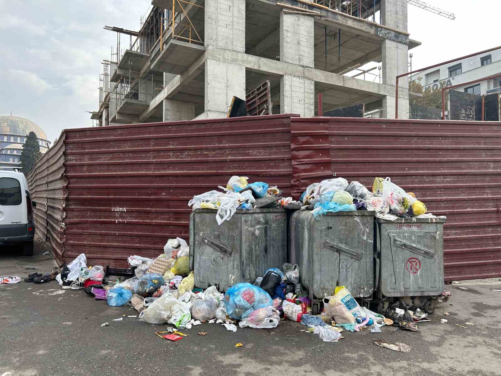 Buca’nın caddeleri çöp ve kokudan geçilmiyor
