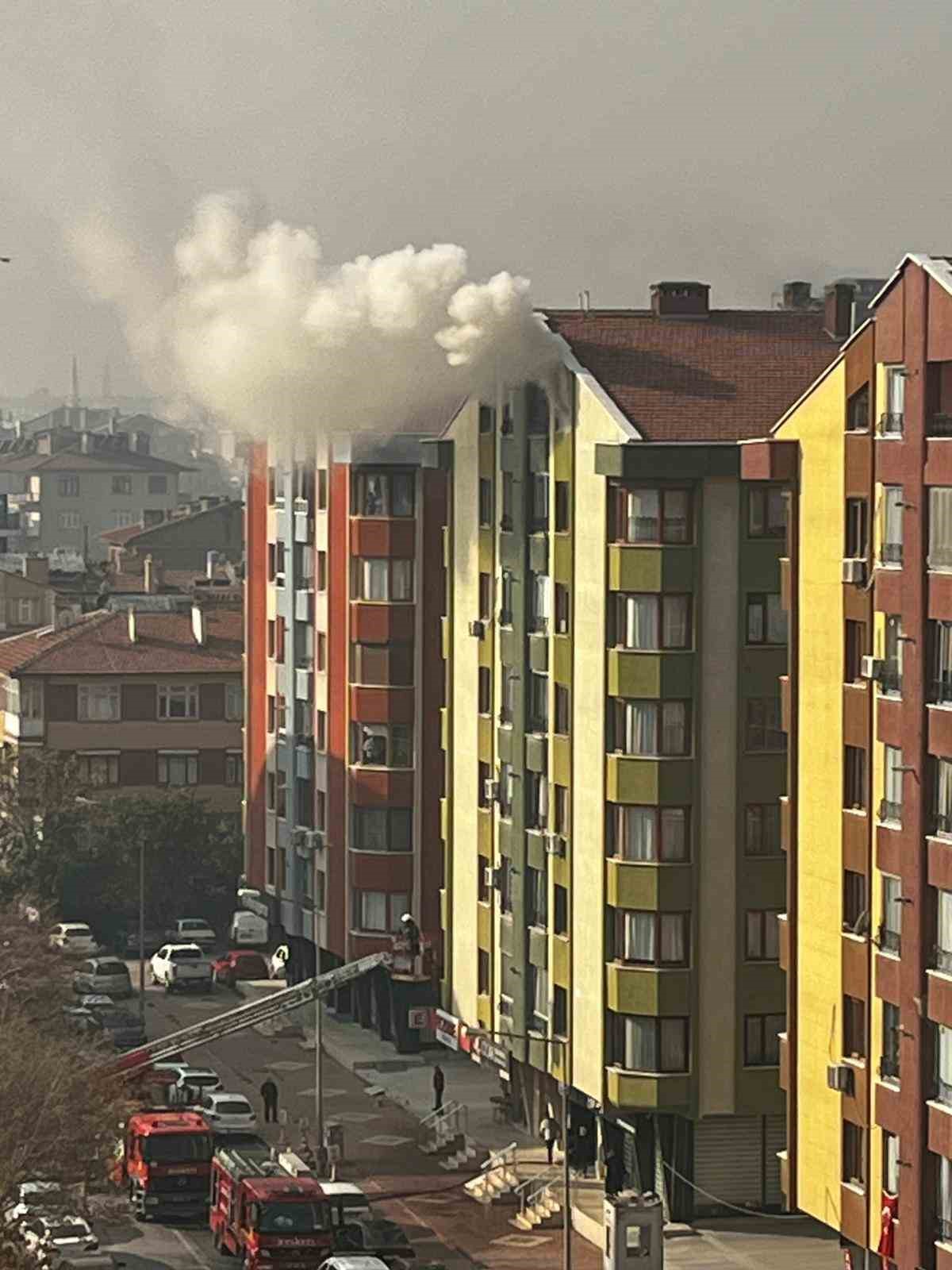 Konya’da apartmanda yangın paniği
