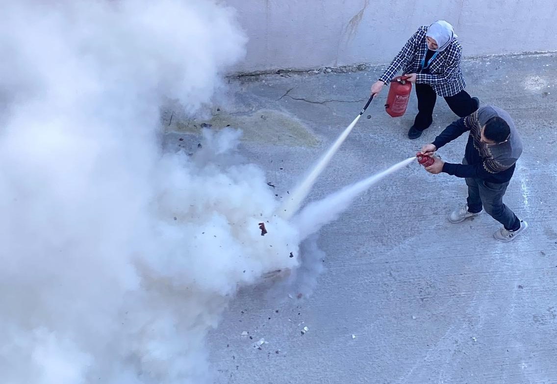 Yangın tüpünü kullanmayı öğrendiler