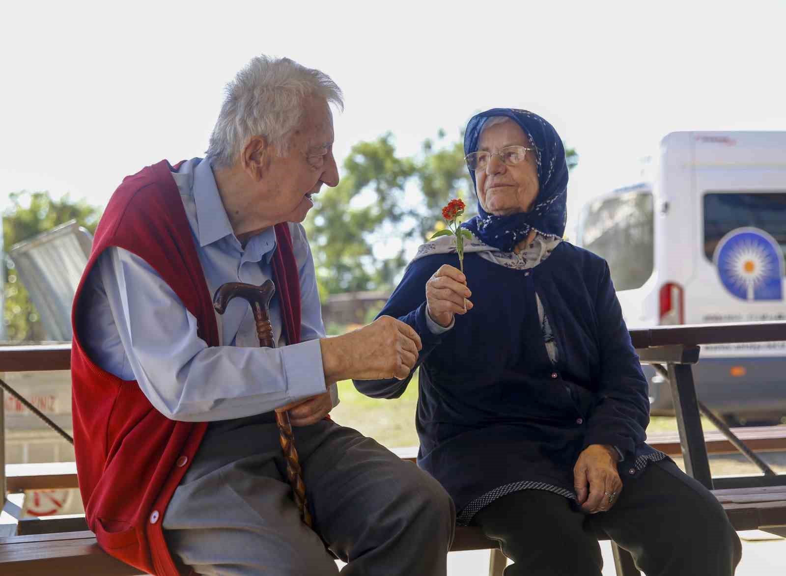 Alzheimer hastaları Mavi Ev’de moral buluyor