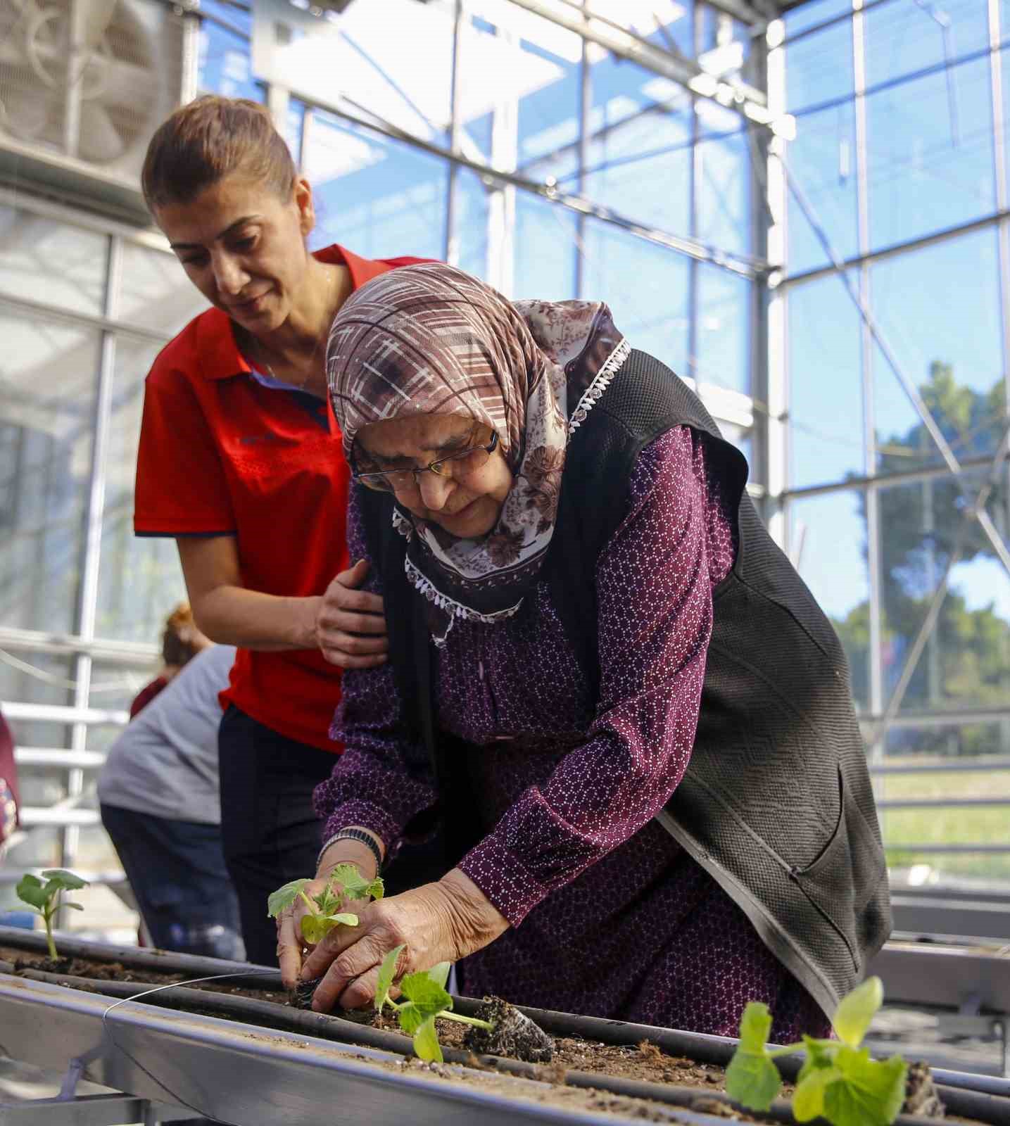 Alzheimer hastaları Mavi Ev’de moral buluyor
