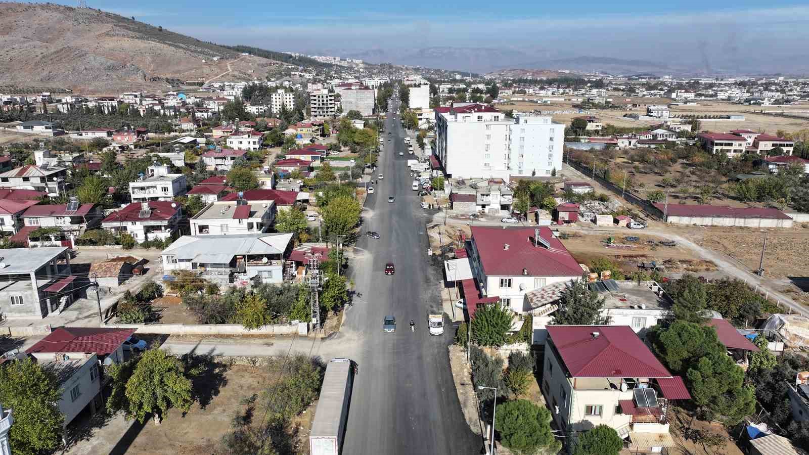 Büyükşehir belediyesinden Türkoğlu’nda yol yatırımları