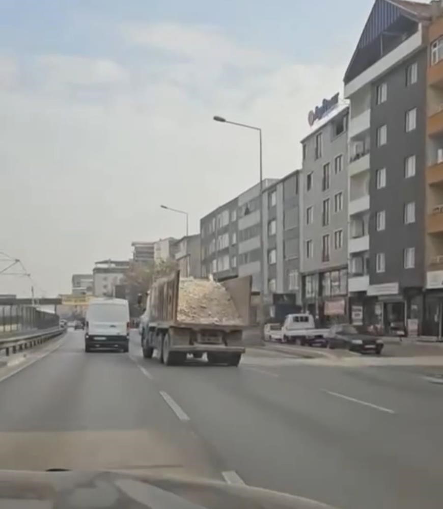 Moloz yüklü tehlike saçan kamyon sürücüsüne ceza yağdı