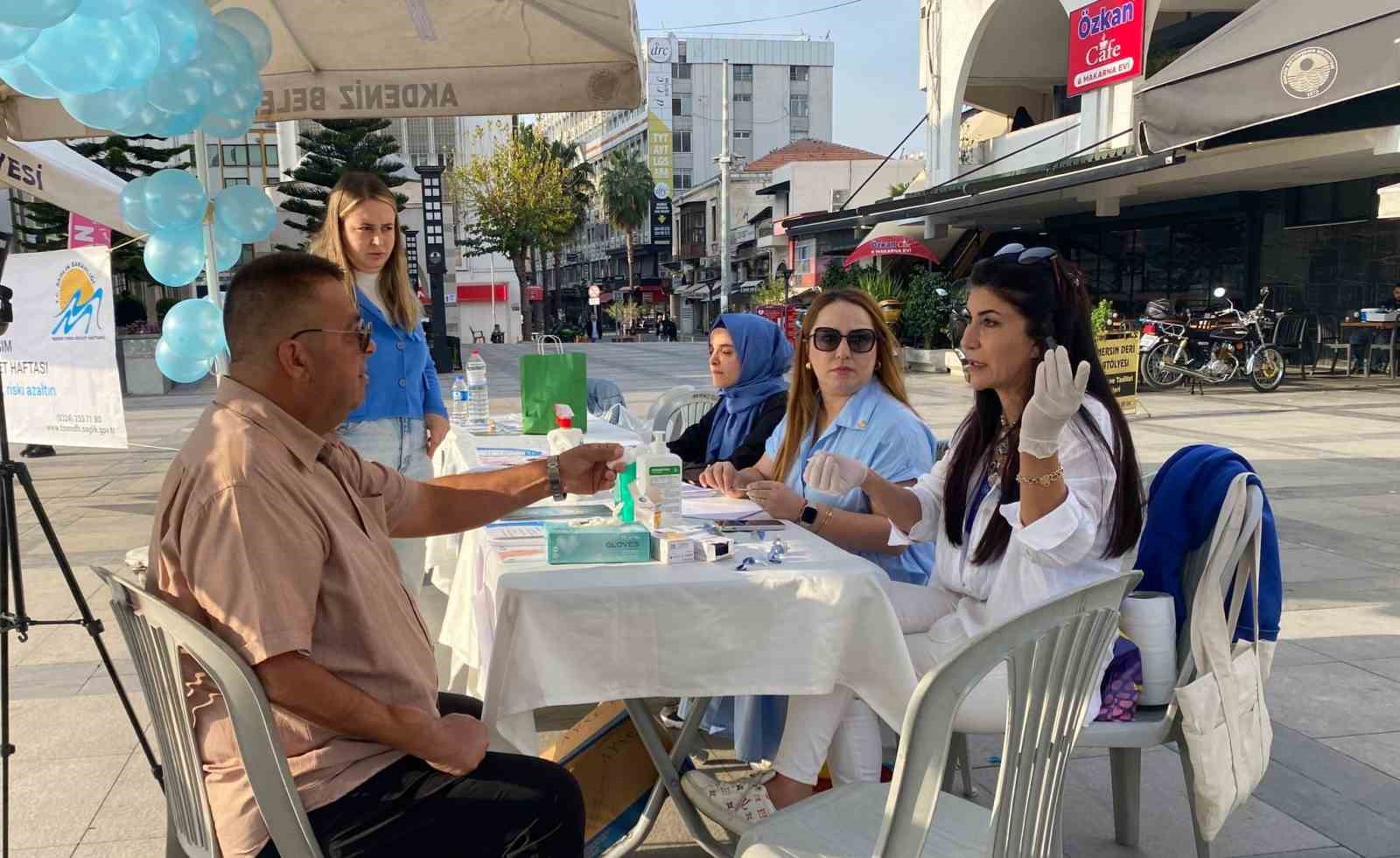 Mersin’de ’Diyabet Günü’nde vatandaşların şeker ölçümleri yapıldı
