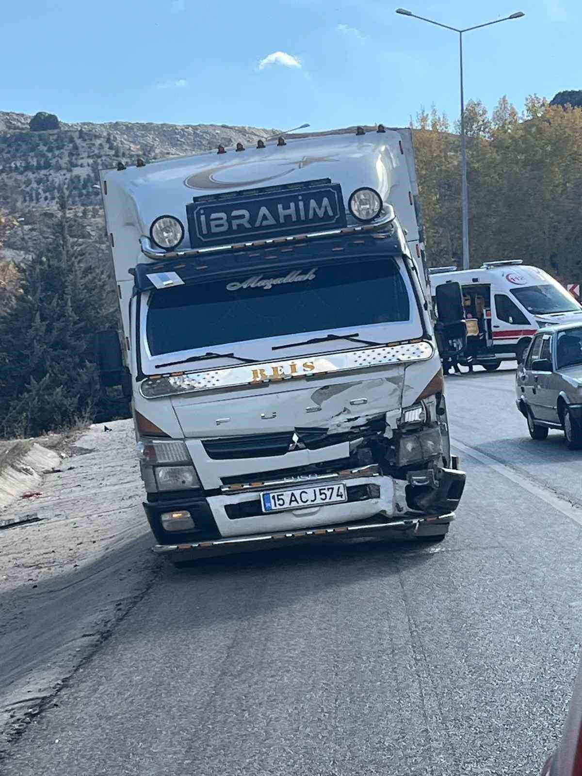 Burdur’da 3 aracın karıştığı zincirleme kazada 2 kişi yaralandı
