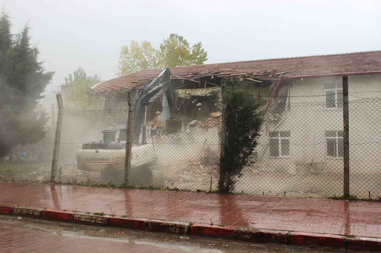 Türkeli’nin ilk lisesi olan 60 yıllık okulun yıkımına başlandı