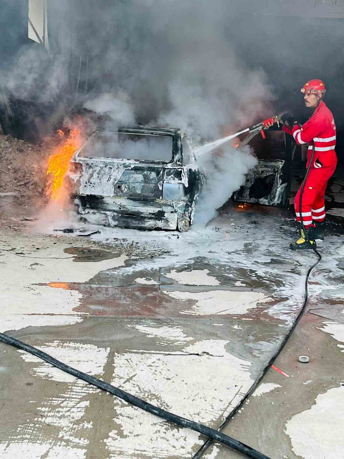 Tamirhanede bakımı yapılan otomobil alevlere teslim oldu
