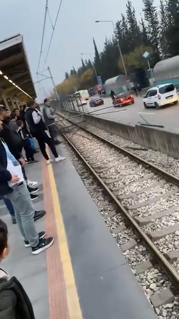 Kamyondan düşen demirler trafik ve metro seferlerini aksattı
