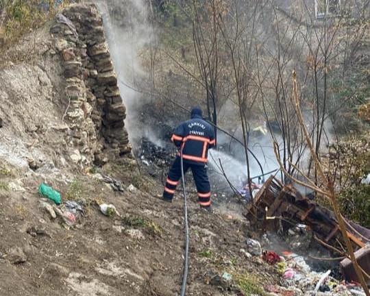 Atık eşyaların tutuşmasıyla çıkan yangın korkuttu
