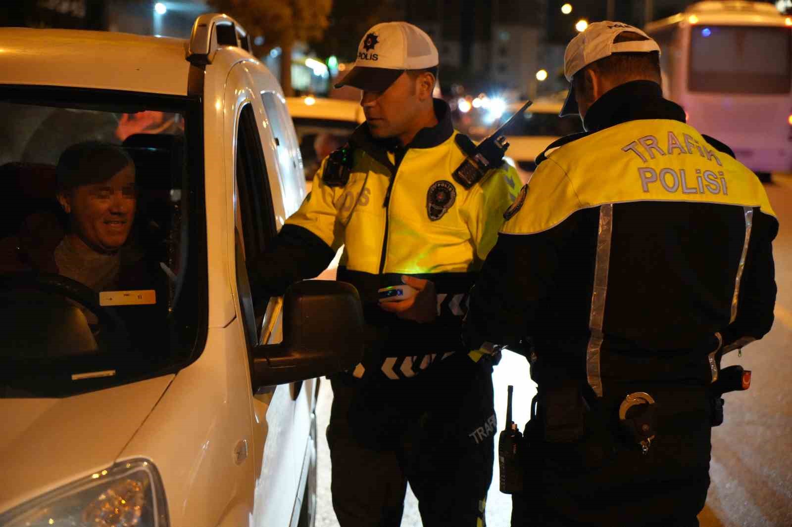 Edirne’de trafik polisleri 17 ekiple uygulama yaptı
