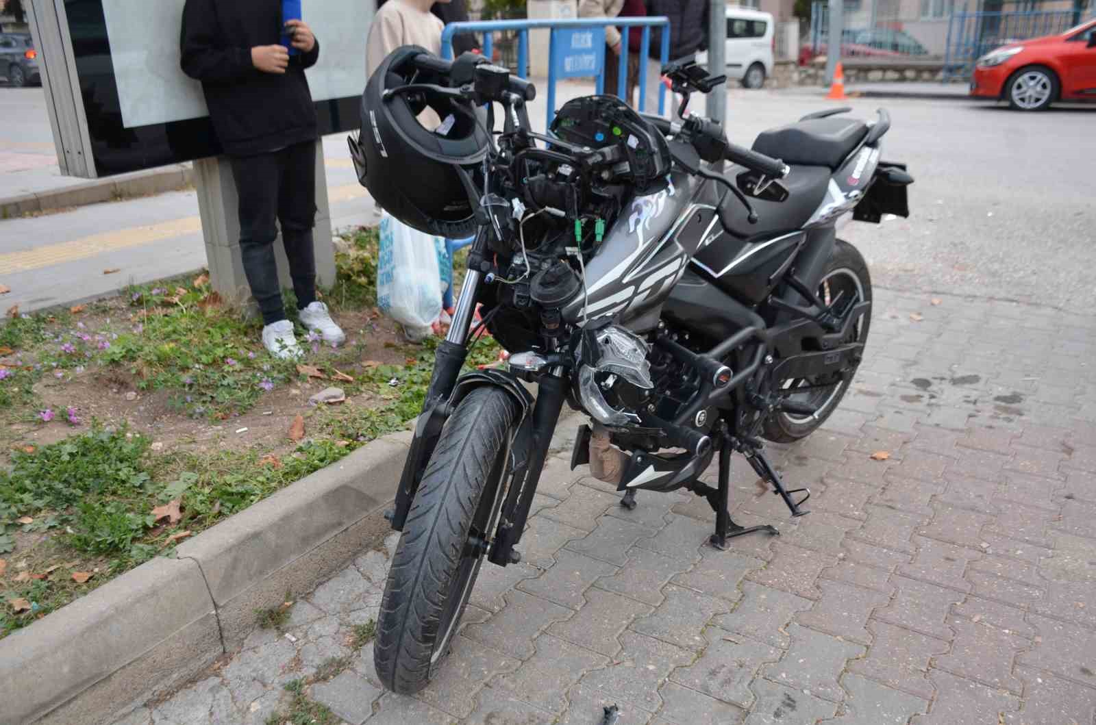 Otomobil ile motosikletin çarpışması sonucu 1 kişi yaralandı
