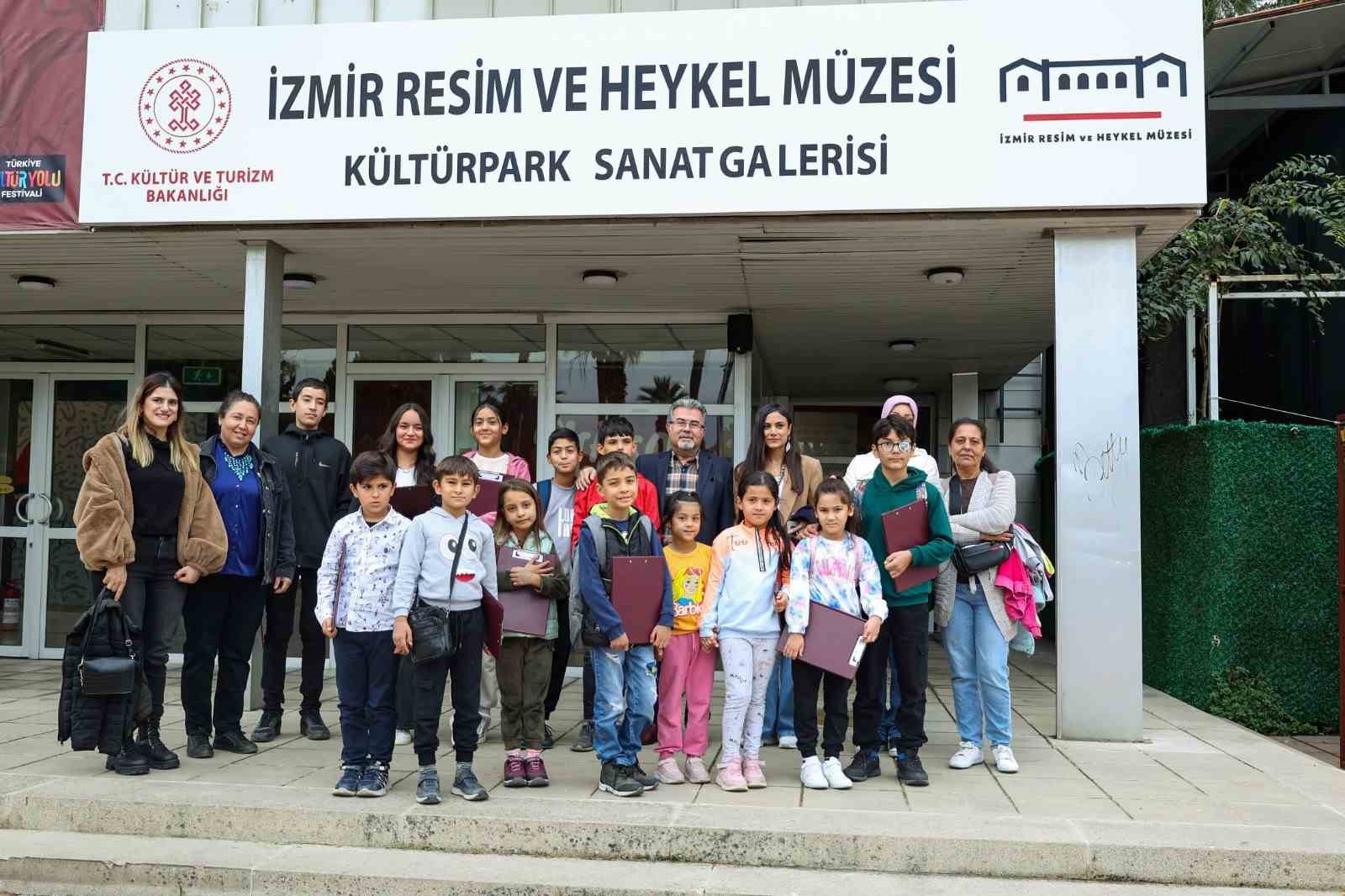 Efeler’in minik ressamları Picasso Sergisi’ne katıldı