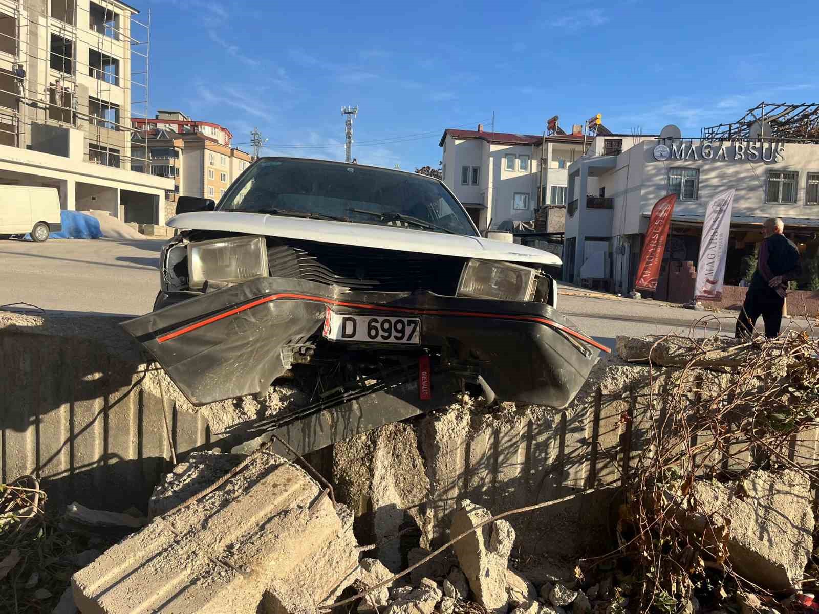 Polisin ’dur’ ihtarına uymayarak kaçan sürücü kaza yapınca yakalandı