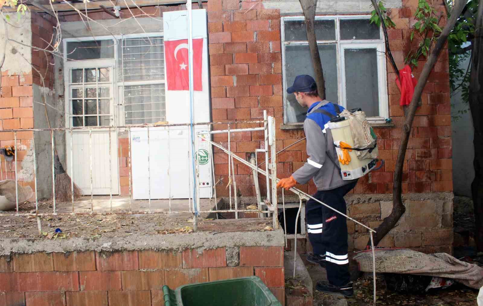 Antalya’da bir evden 3 kamyon dolusu çöp çıktı
