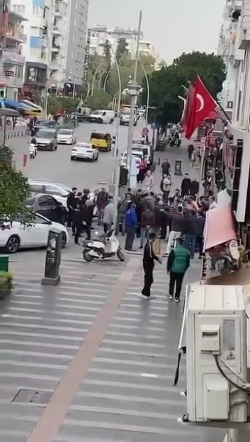 Emniyet müdürü trafik kazası yapan Şahin timi personelinin elini bir an olsun bırakmadı
