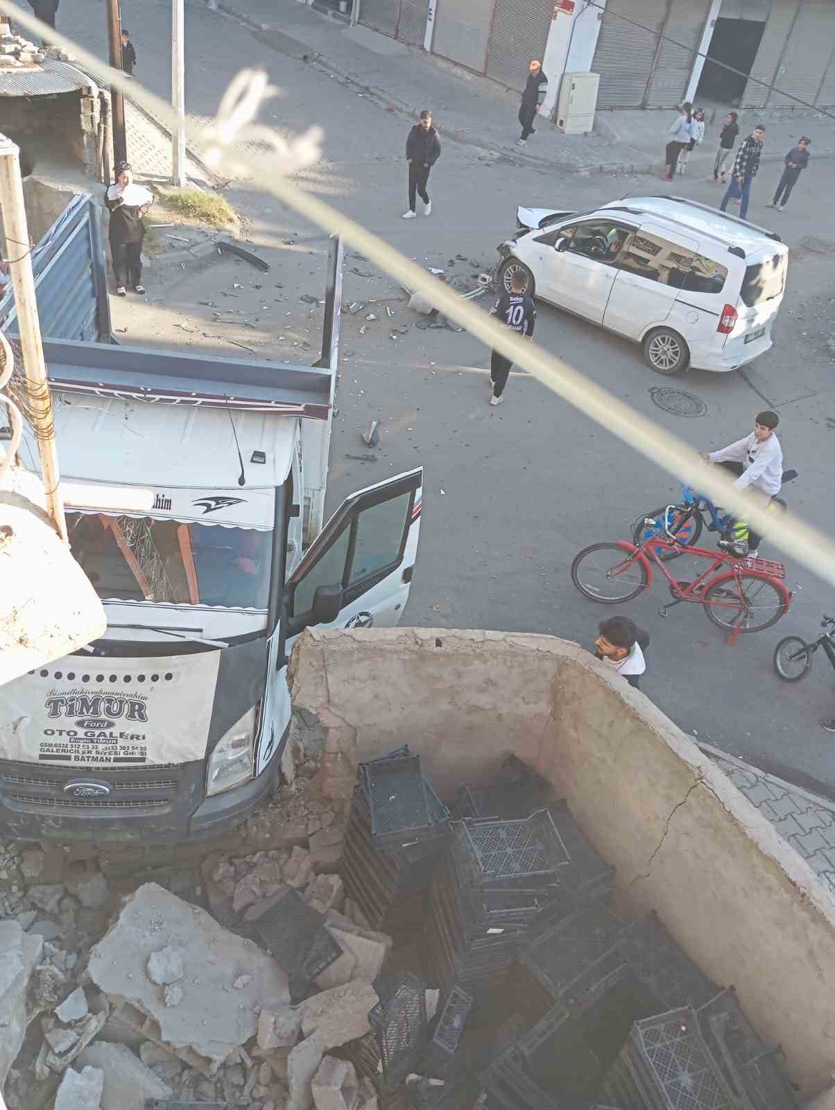 Batman’da hafif ticari araçla çarpışıp kontrolden çıkan kamyonet bahçe duvarına çarptı: 2 yaralı