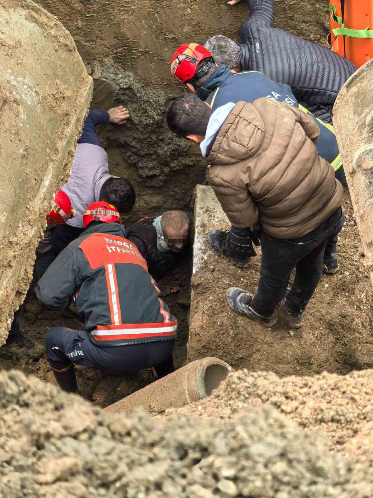 Toprak altında kalan işçiyi kurtarmak için itfaiye erleri zamanla yarıştı
