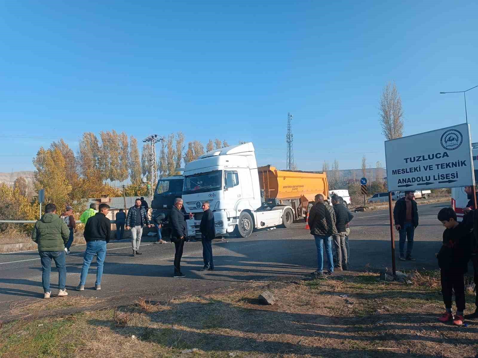 Tuzluca çevre yolunda trafik kazası: İki araç çarpıştı, sürücüler hafif yaralandı
