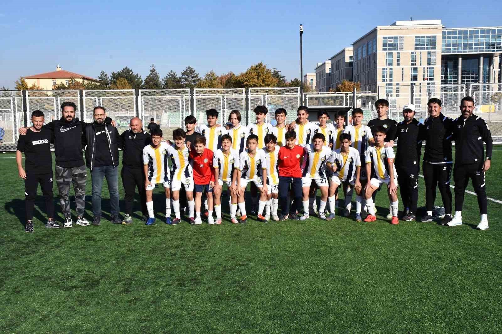 Şampiyon değişmedi, Talas Belediyespor U14 yine zirvede
