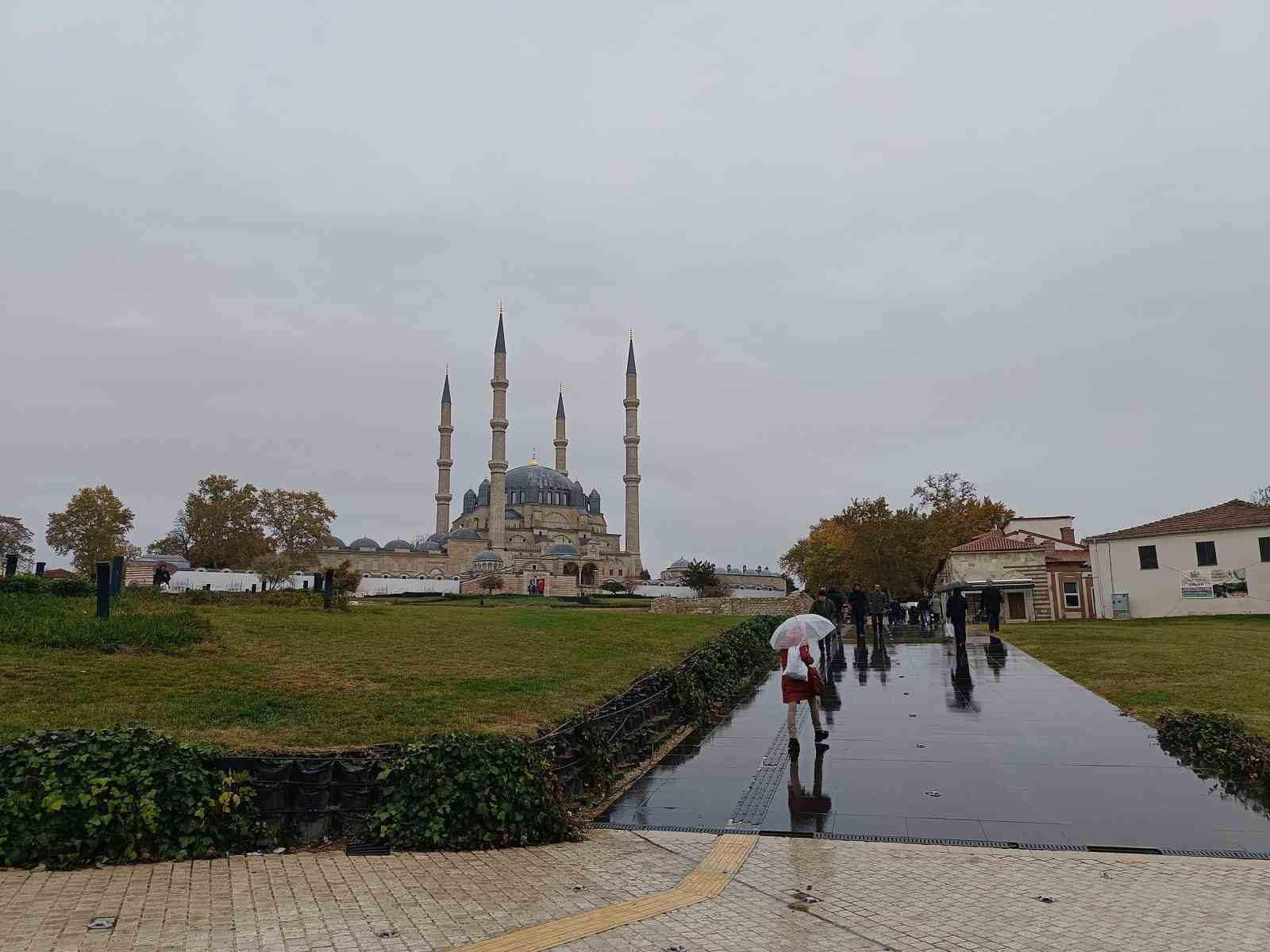 Edirne’de sağanak yağış etkili oluyor
