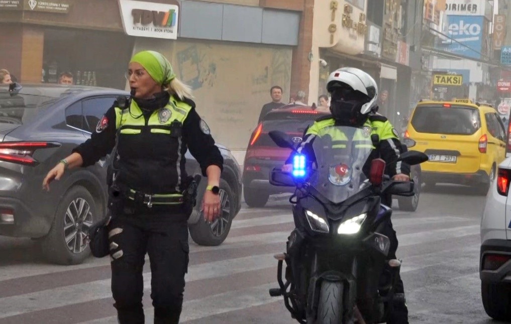 Kadın polisin yangın hassasiyeti: Dumanı görünce ihbarı geçti, itfaiyenin hızlı gelebilmesi için yoğun çaba harcadı