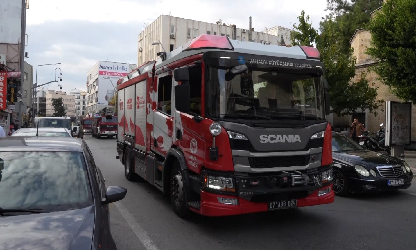 Kadın polisin yangın hassasiyeti: Dumanı görünce ihbarı geçti, itfaiyenin hızlı gelebilmesi için yoğun çaba harcadı
