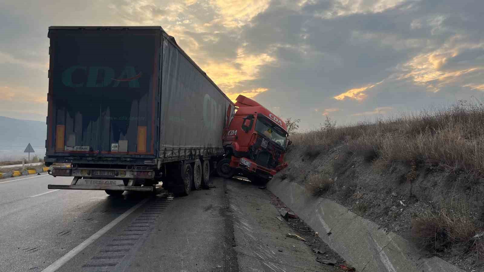 D100’de tır makasladı, sürücü yara almadan kurtuldu
