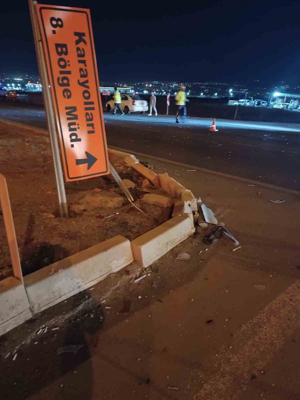 Refüje çarpan araç takla attı: 1 Yaralı
