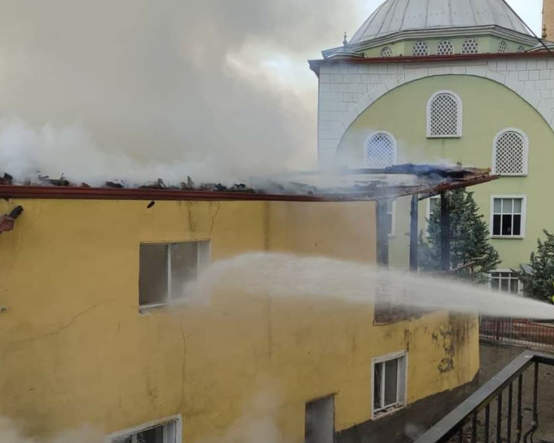 Alevlere teslim olan ev kullanılamaz hale geldi
