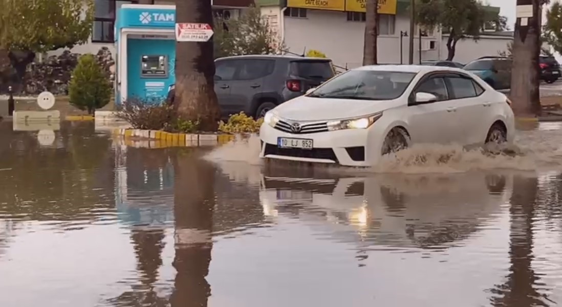 Ayvalık’ta sağanak yağış