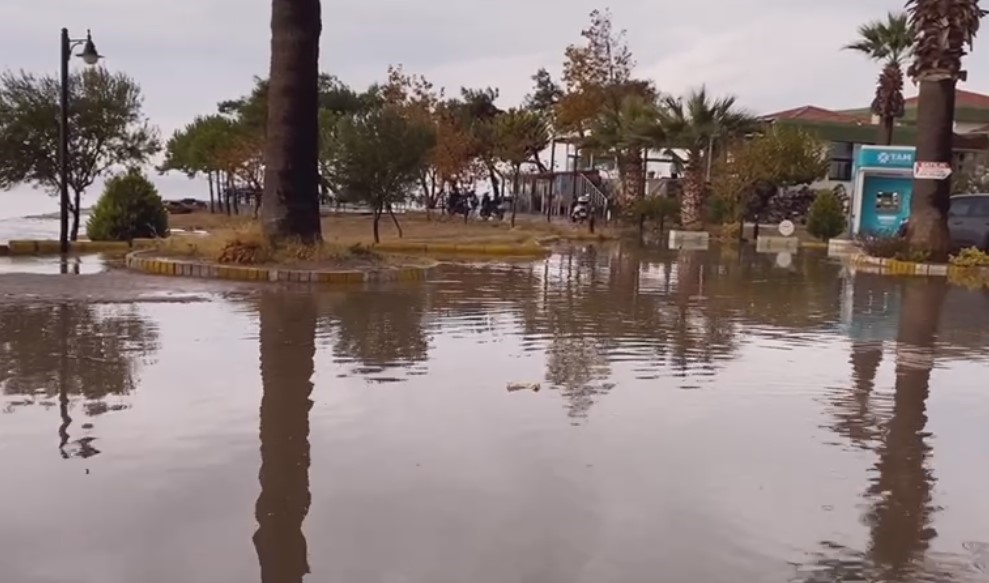 Ayvalık’ta sağanak yağış
