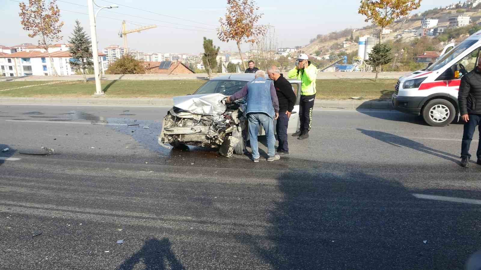 Otomobil ile trakt&ouml;r &ccedil;arpıştı: 2 yaralı
