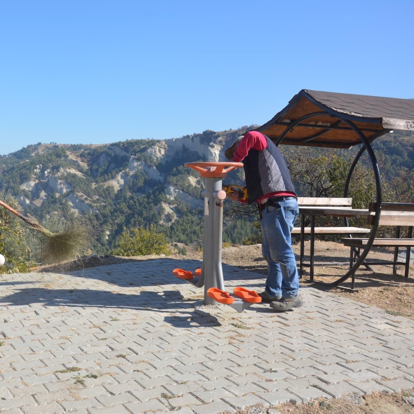 Babadağ&rsquo;da parklar &ccedil;ocuklar i&ccedil;in g&uuml;venli ve eğlenceli alanlara d&ouml;n&uuml;ş&uuml;yor
