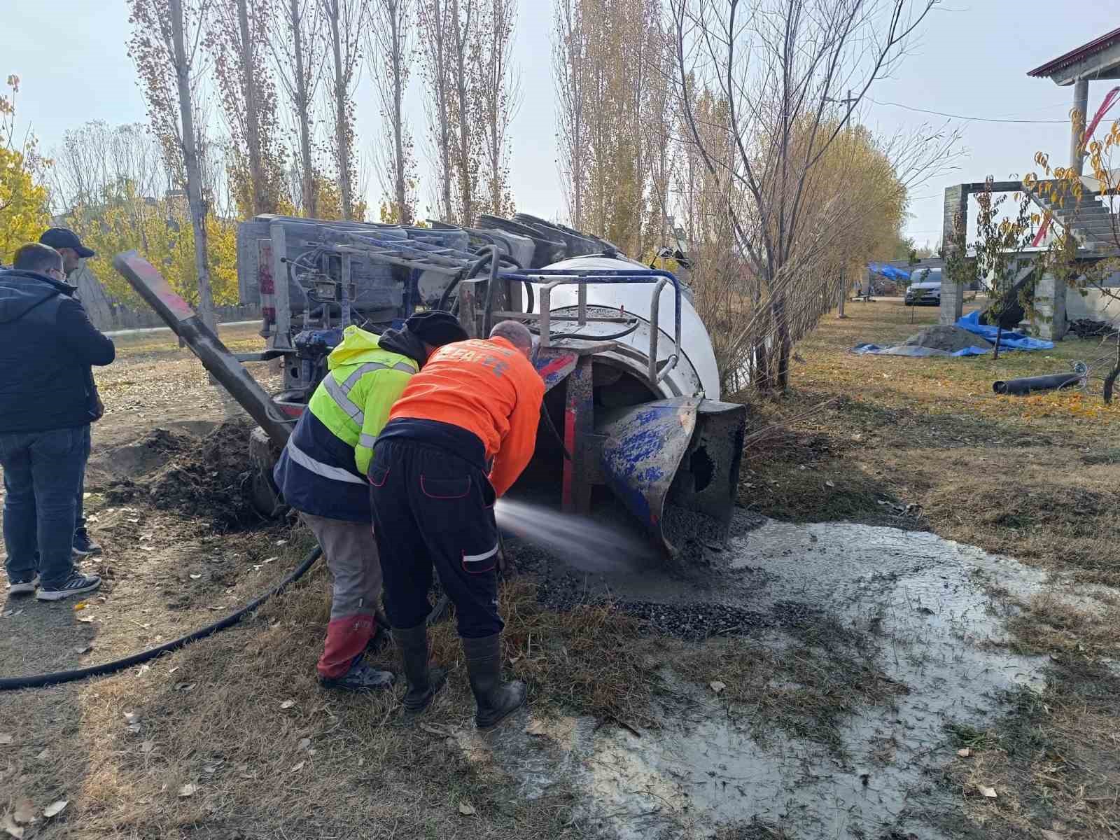 Devrilen beton mikseri i&ccedil;indeki beton boşaltılarak kaldırıldı
