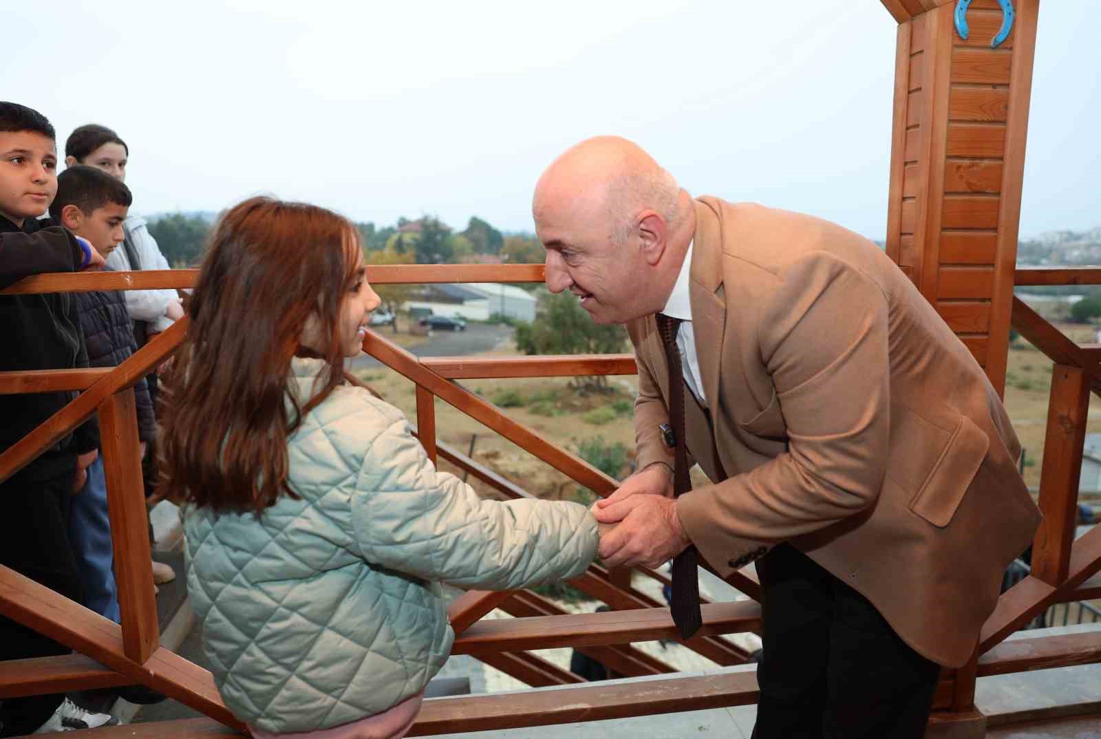&Ccedil;ocuklar ata binmenin heyecanını yaşadı
