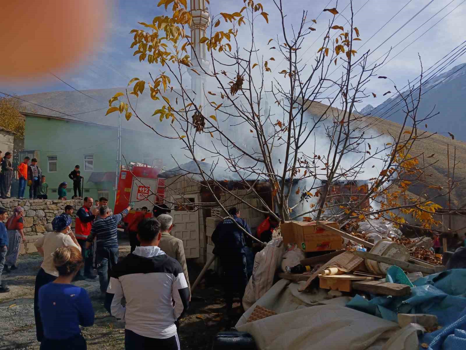 Hakkari&rsquo;de tandır evi yangını
