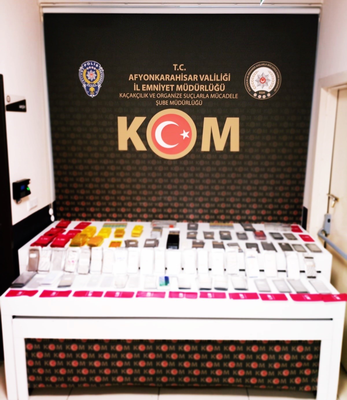 Polis ka&ccedil;ak makaron ve cep telefonu aksesuarı ele ge&ccedil;irdi
