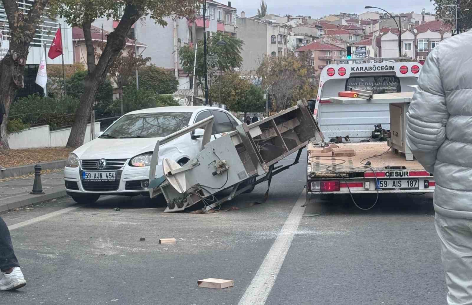 Kamyonetteki bı&ccedil;kı makinesi otomobilin &uuml;zerine d&uuml;şt&uuml;

