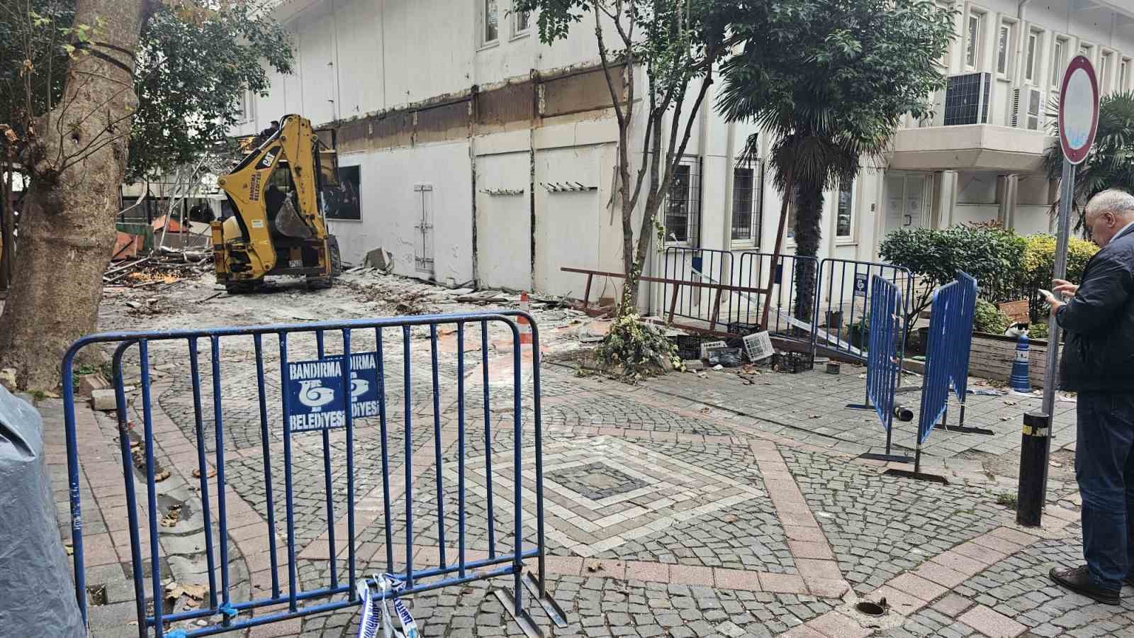 Bandırma&rsquo;da istenmeyen yapının yıkımı başlandı
