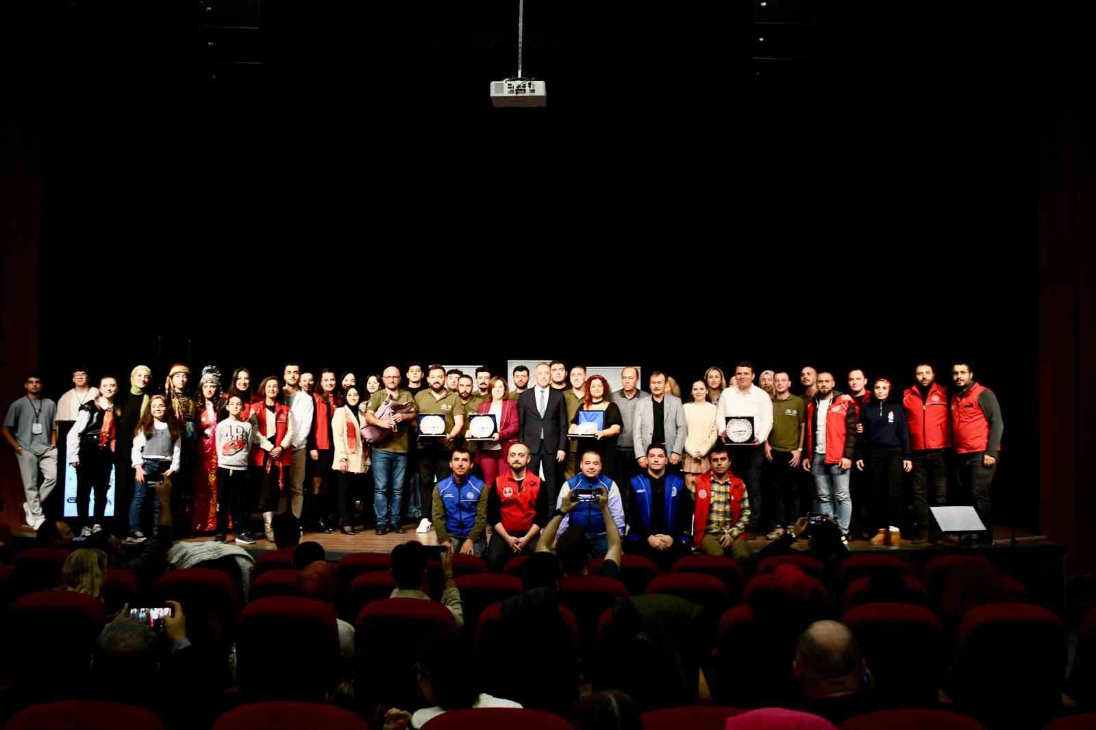 Gen&ccedil;ler Sahnede M&uuml;zik ve K&uuml;lt&uuml;r&uuml; Buluşturdu
