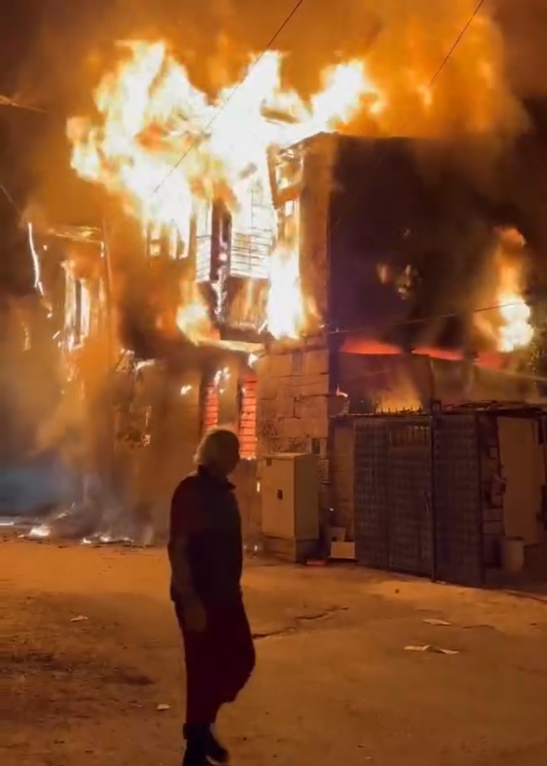 Adana&rsquo;da kullanılmayan iki katlı evde yangın &ccedil;ıktı
