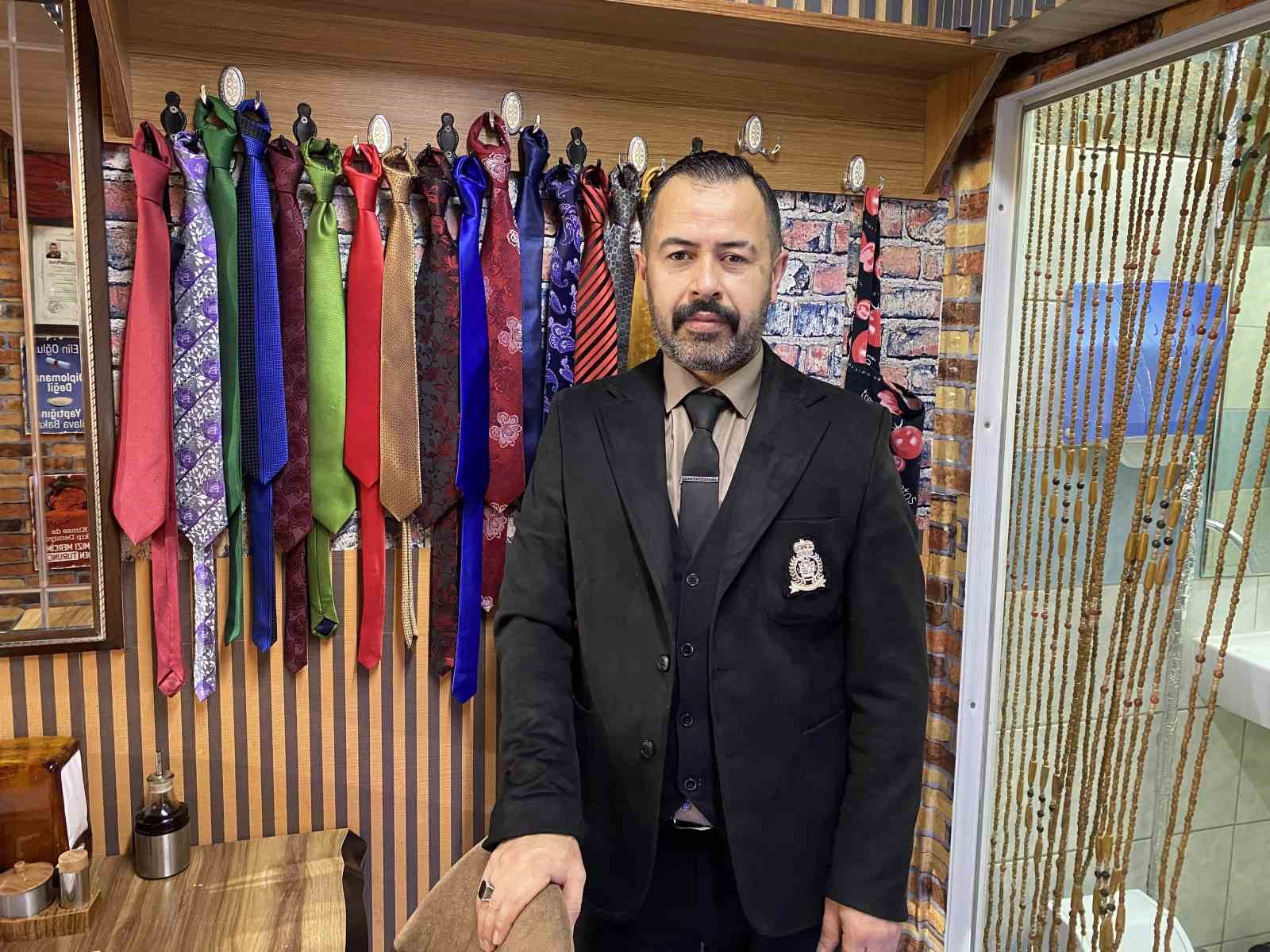 Bu &ccedil;orbacı elinin lezzeti kadar kravatlarıyla da dikkat &ccedil;ekiyor
