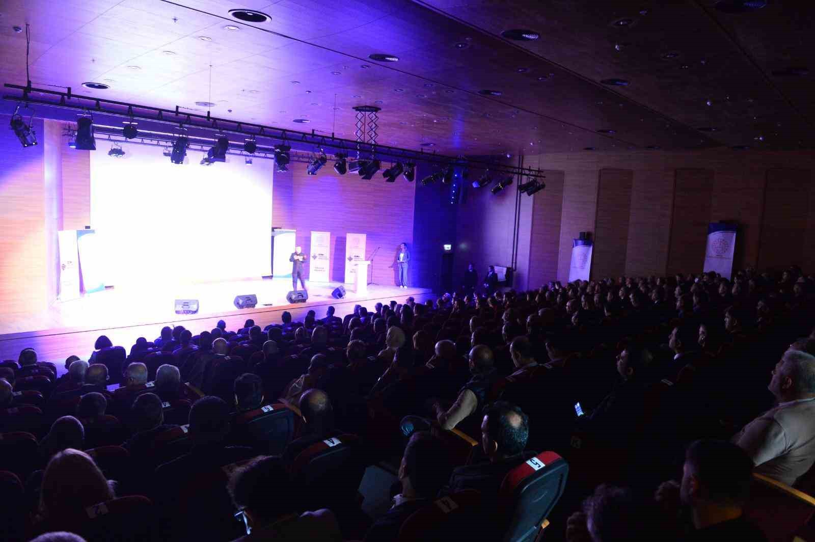 Alper Gezeravcı, Adana&rsquo;da okul y&ouml;neticiyle bir araya geldi
